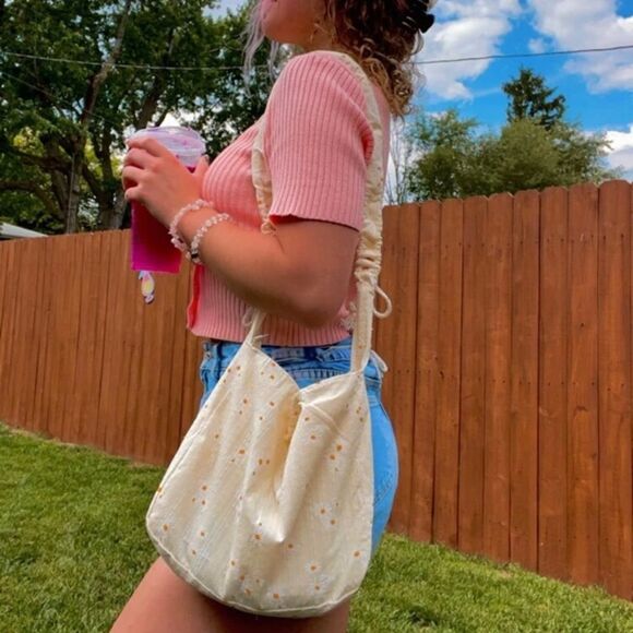 Daisy Embroidered Shoulder Bag - Picture 4 of 4